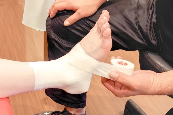 施術の様子 - 足関節のテーピング