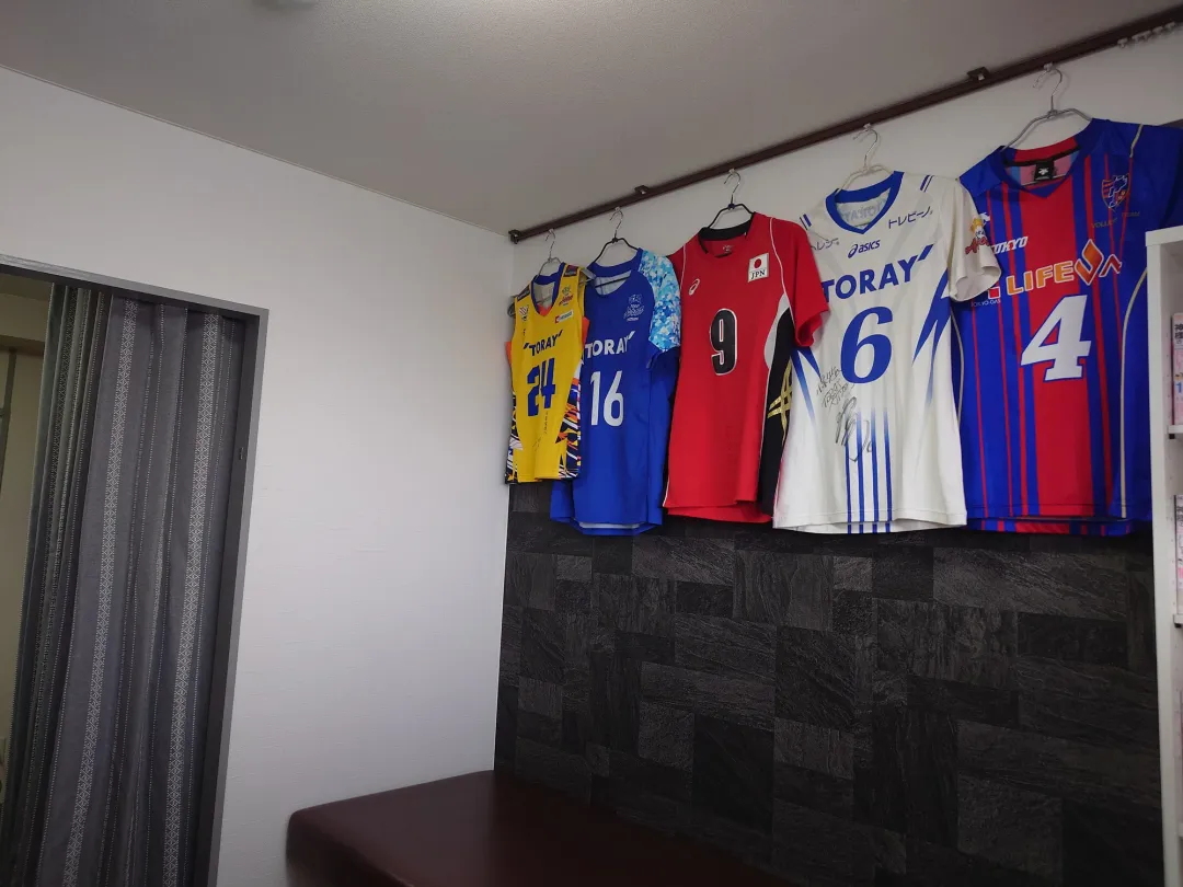 幕張本郷の待合スペース。壁にユニフォームが飾られています